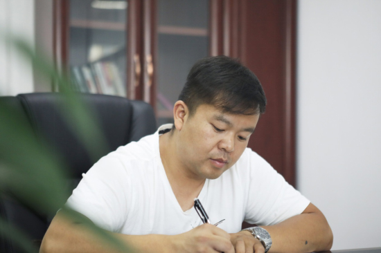 六年六台挖机 邓老板是个“MG不朽情缘(中国区)官方网站迷”